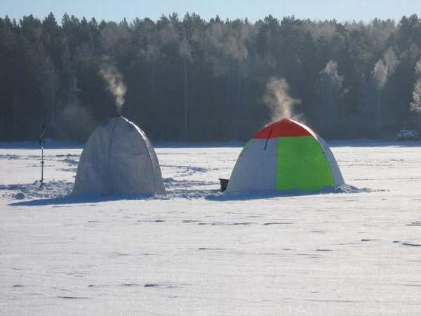 Палаточный городок зимних рыбаков